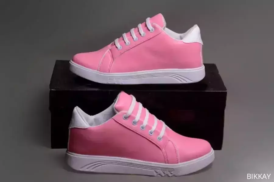 Lightweight Women’s Sneakers – Perfect for Walking & Casual Outfits