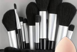 A Set of Makeup Brushes Featuring Gentle, Fast-Drying Bristles - Comes with Brushes for Foundation, Blush, And Eyeshadow, Along with a Beauty Sponge And a Coordinating Storage Pouch - Suitable for Every Skin Type., Jhelum