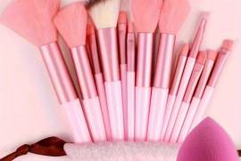 A Set of Makeup Brushes Featuring Gentle, Fast-Drying Bristles - Comes with Brushes for Foundation, Blush, And Eyeshadow, Along with a Beauty Sponge And a Coordinating Storage Pouch - Suitable for Every Skin Type., Jhelum